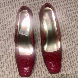 Statutes Women Square Toe Classic Pump US Size 11 M Red